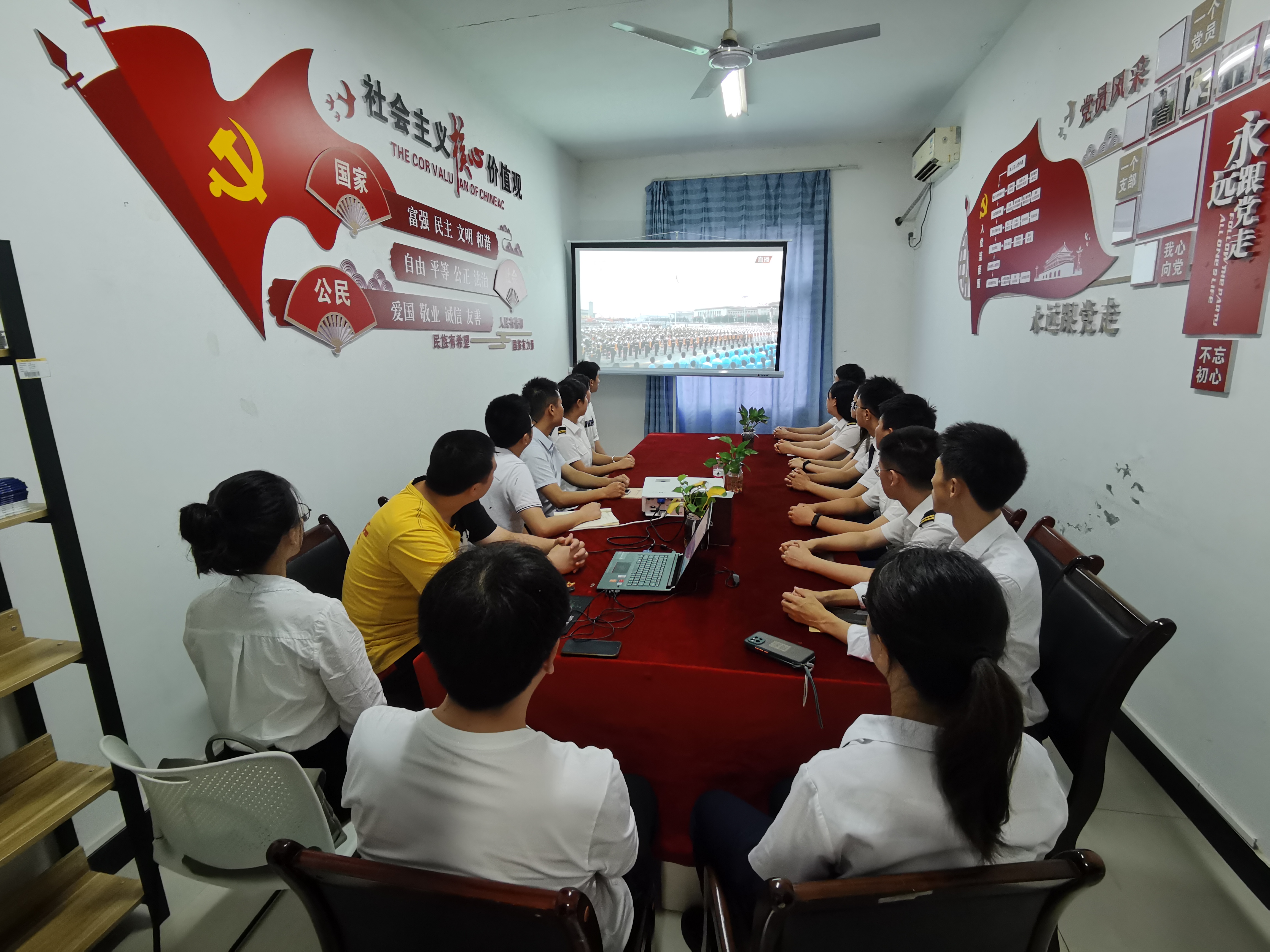 航空学院集中观看.jpg 航空学院集中观看.jpg