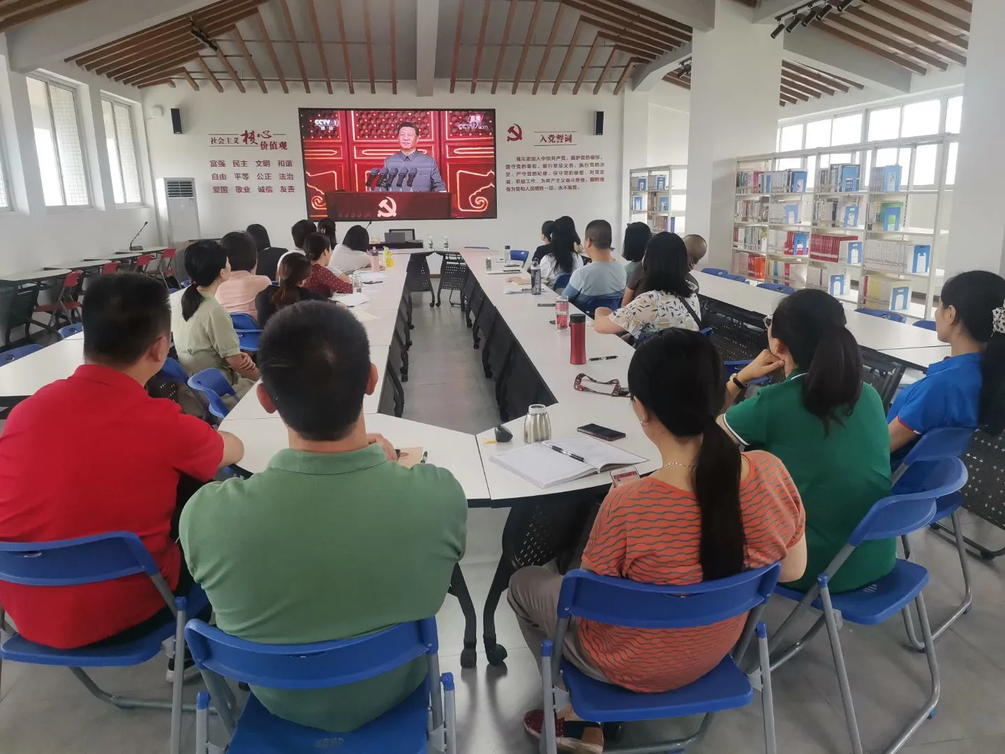 马克思主义学院集中观看.png 马克思主义学院集中观看.png