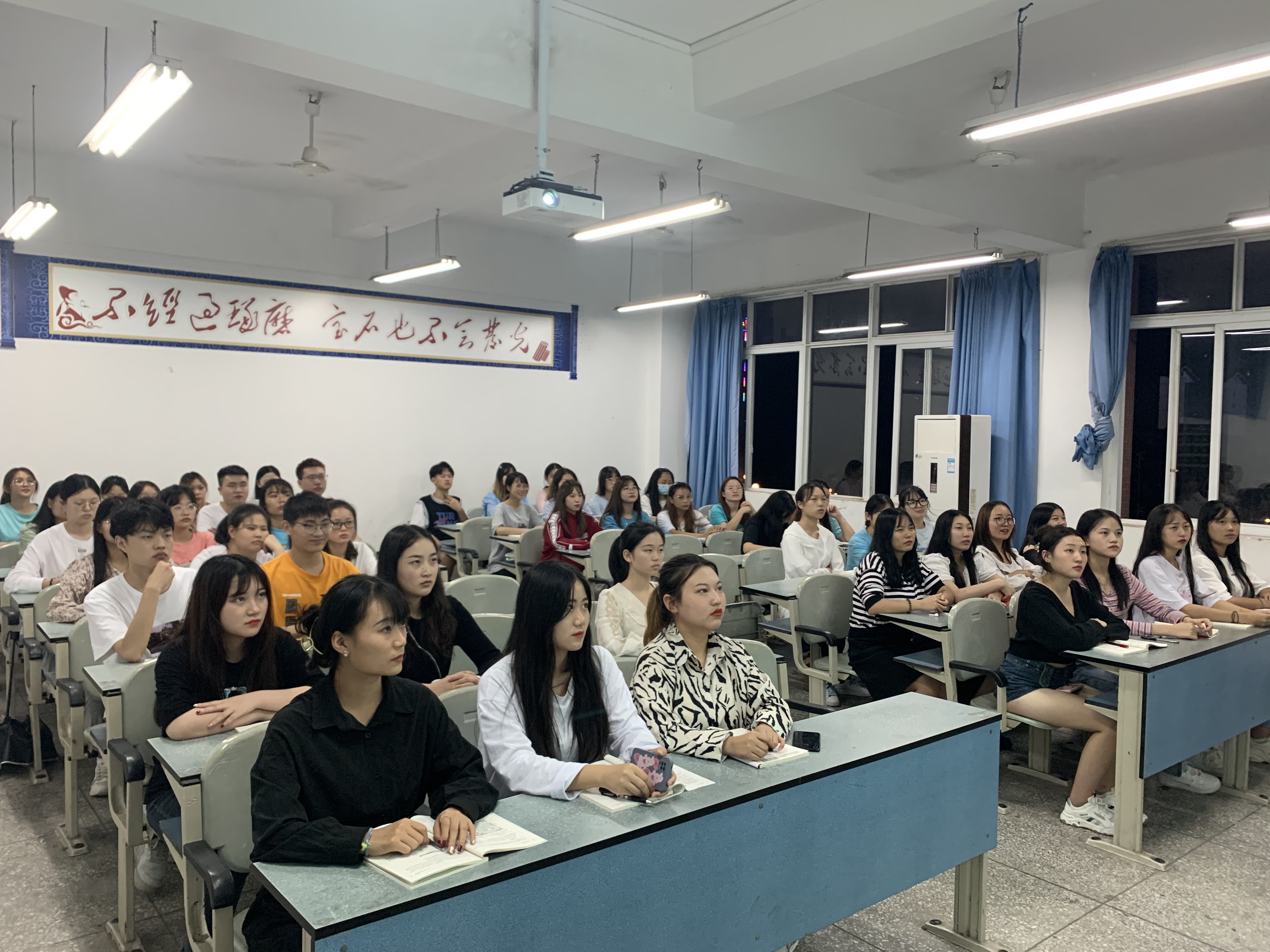 同学们正襟危坐,认真观看,深受感动.jpg 同学们正襟危坐,认真观看,深受感动.jpg