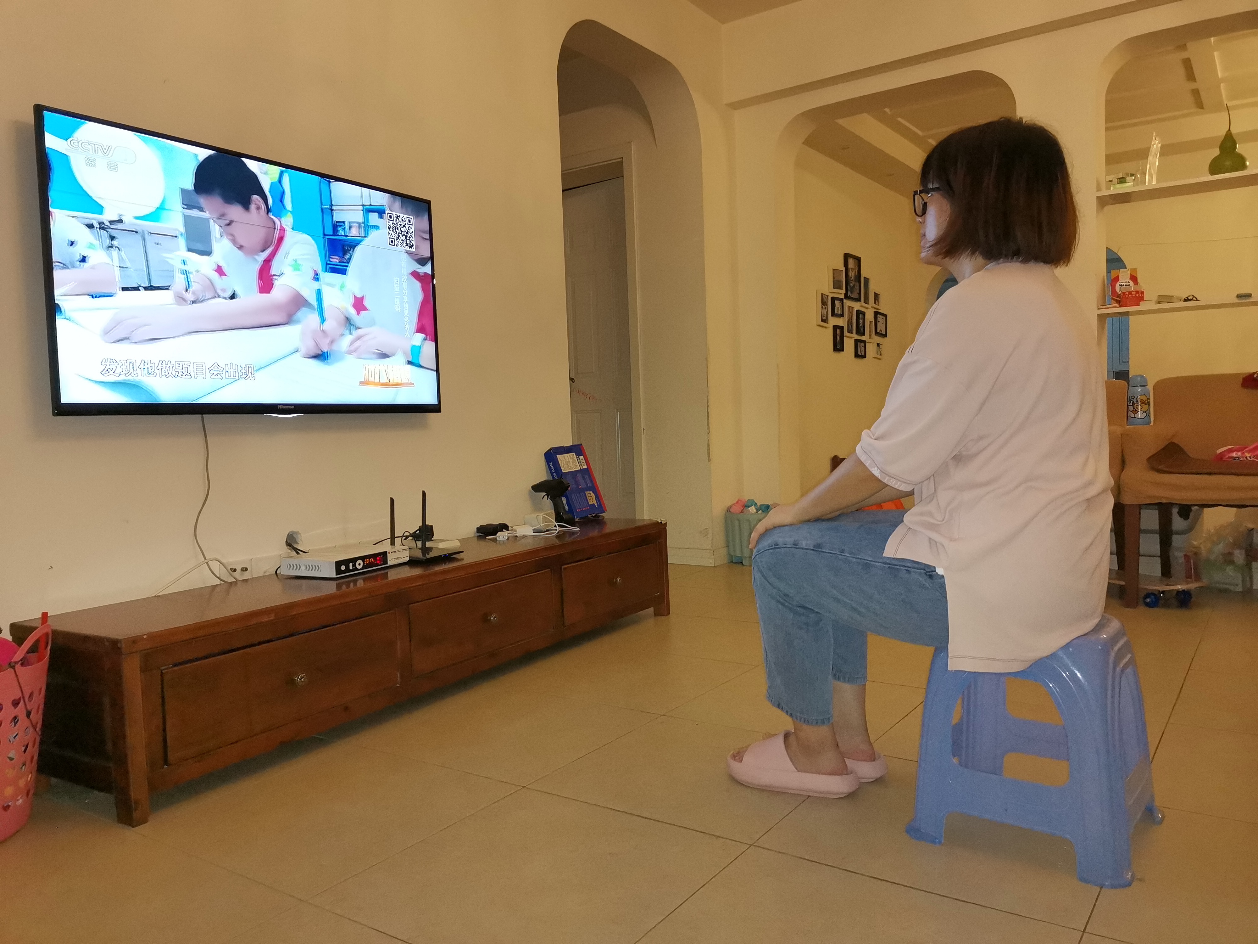 教师在电视机前认真观看.png 教师在电视机前认真观看.png