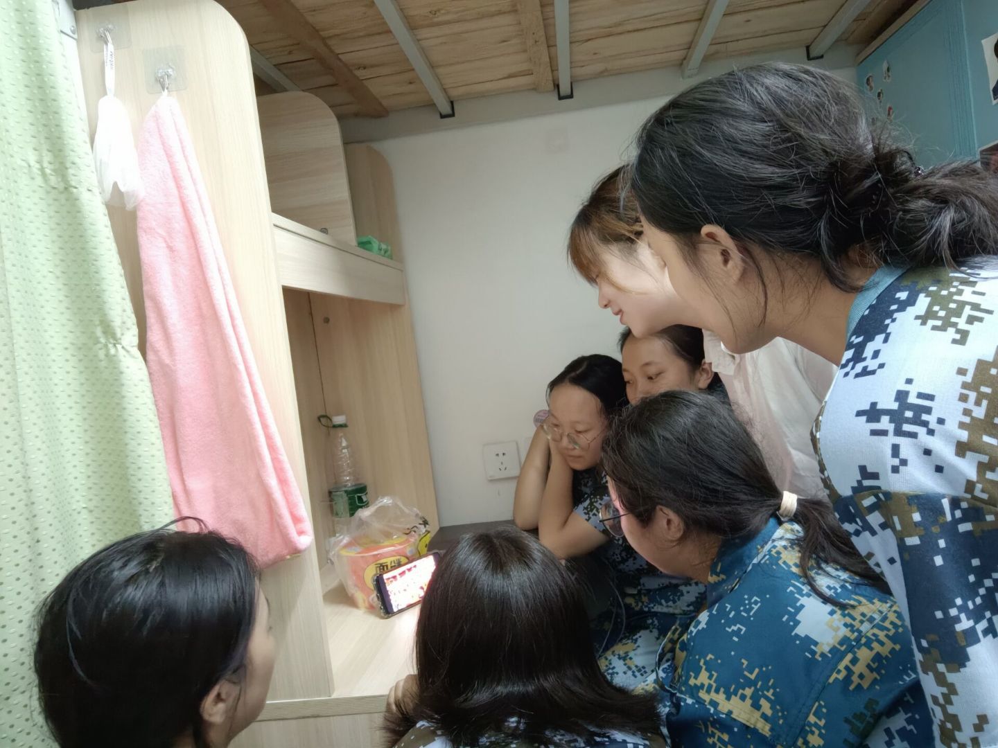 学校正在军训的大一新生在寝室组织观看.jpg 学校正在军训的大一新生在寝室组织观看.jpg