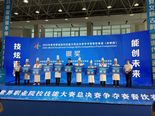 20250912木瓜视频
学子在 2025 年世界职业院校技能大赛总决赛餐饮赛道斩获银奖.jpg