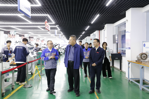 重庆市纪委副书记、市监委副主任章榕（左二）一行参观学校汽车维修工国家级技能大师工作室，学校党委书记张绍荣（右一），党委委员、纪委书记、监察专员彭祖辉陪同调研。.png